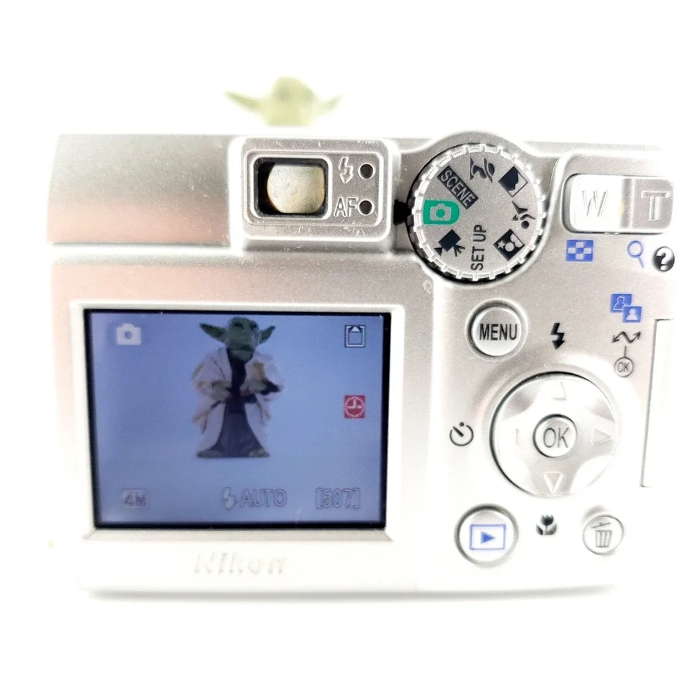Nikon COOLPIX 4600 4.0MP Digital Camera Silver w/ Memory Card Tested & Works